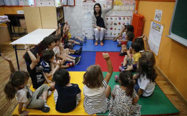 Una profesora y sus alumnos. /EFE