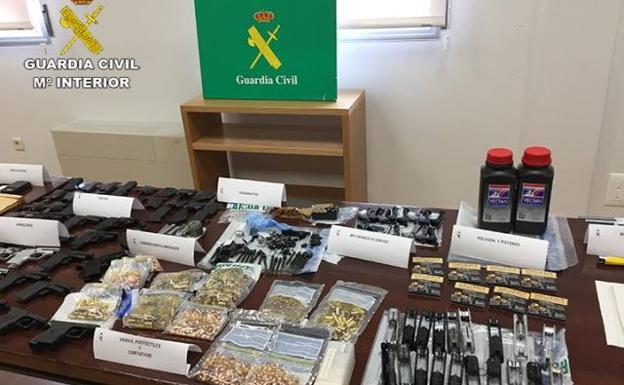 Parte del arsenal intervenido por la Guardia Civil. /Ministerio del Interior