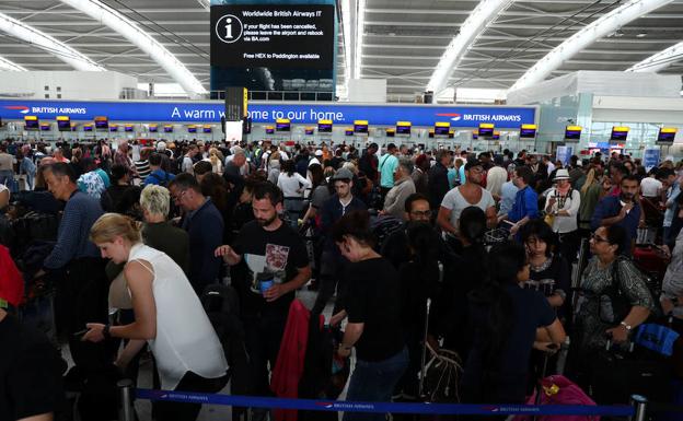 Pasajeros esperan en la terminal 5 del Aeropuerto de Heathrow./Reuters
