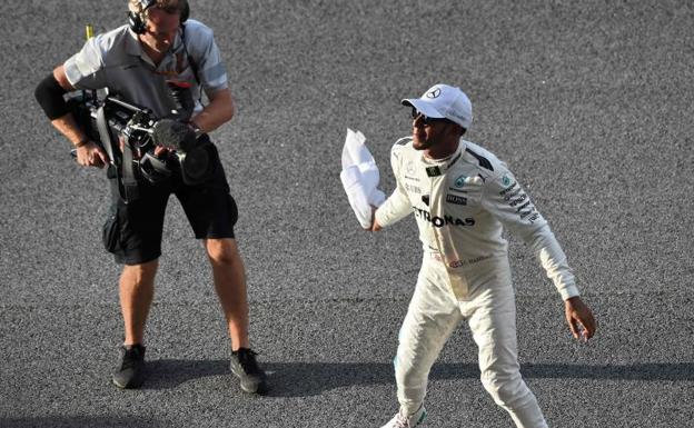Lewis Hamilton, tras conseguir la pole./Afp