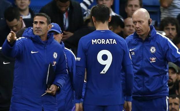 Álvaro Morata, abandonando el campo./Afp