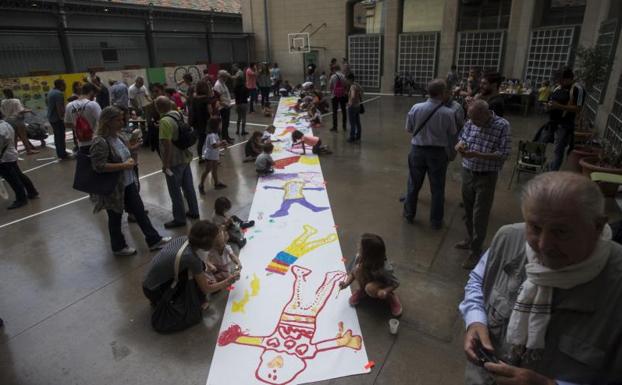 Profesores, padres y madres y alumnos en un colegio./Quique García (Efe)
