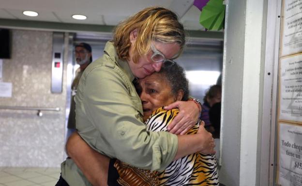 La alcaldesa de San Juan, Carmen Yulín Cruz (i), abraza a una mujer./Thais Llorca (Efe)