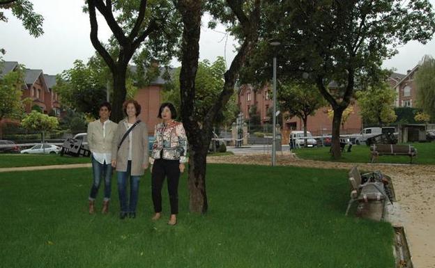 Balier, Irigoras y Ríos presentaron ayer loas actos de inauguración en el nuevo parque. / M. DÍAZ