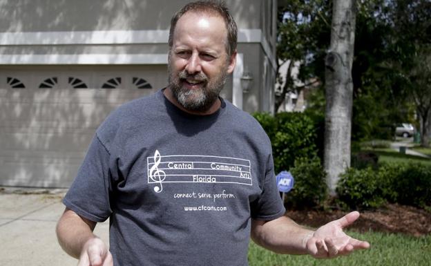 Eric Paddock, el hermano del francotirador, visiblemente confundido tras la masacre.