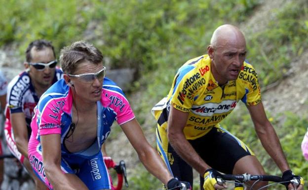 Raimondas Rumsas padre (i), junto a Marco Pantani, en el Giro de 2003. /AFP