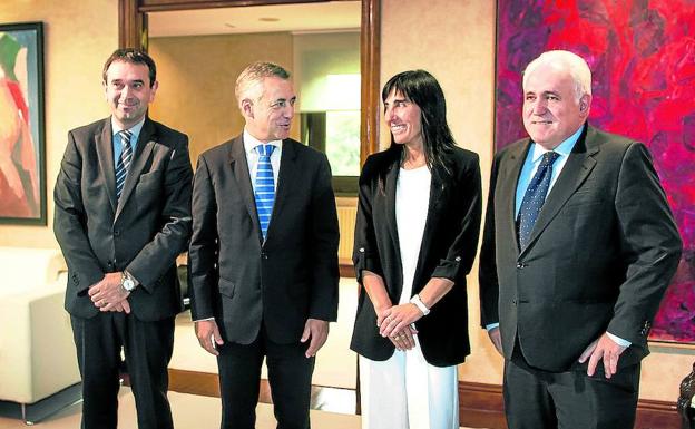 El lehendakari, ayer, con los rectores Vicente Atxa, Nekane Balluerka y José María Guibert/IREKIA