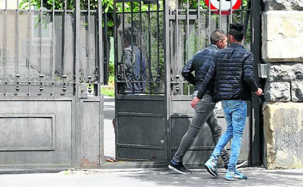 Bideberria es uno de los centros forales donde conviven los ‘menas’ que llegan a Álava. /EL CORREO