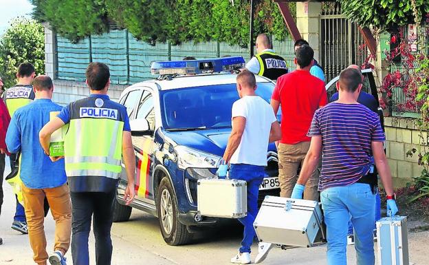 Agentes de la Policía Nacional volvieron ayer, con el arrestado, a su chalé en Turiso. /Avelino Gómez