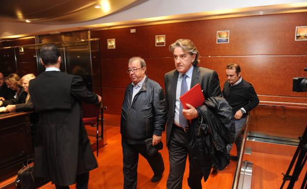 La jueza de lo Mercantil 1 consulta un documente ante los letrados de acusación y defensa./d. aguilar