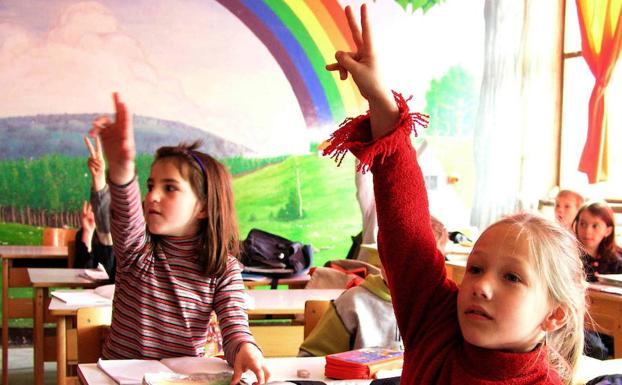 Niños reciben clase en el pueblo de Bosnia. /AFP