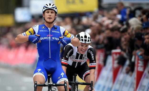 Matteo Trentin, tras imponerse a Soren Andersen./Afp