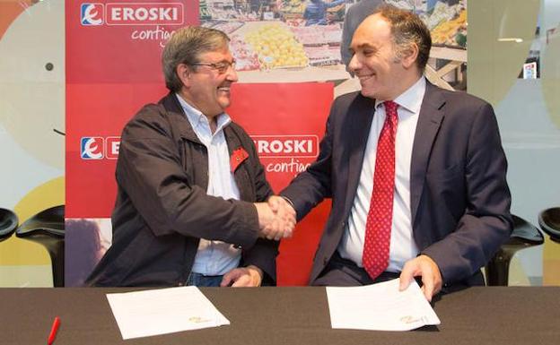 Firma del convenio entre Eroski y el colectivo. / E. C.