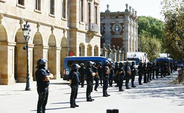 Mossos d'Esquadra a la entrada del parlament este domingo./Efe