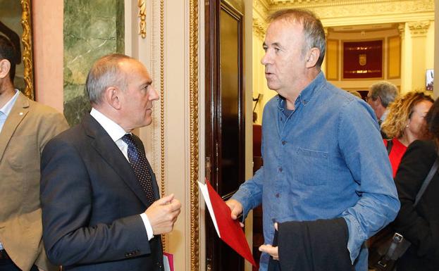 Ramiro González y Kike Fernández de Pinedo, tras el pleno de política general de este lunes /Blanca Castillo