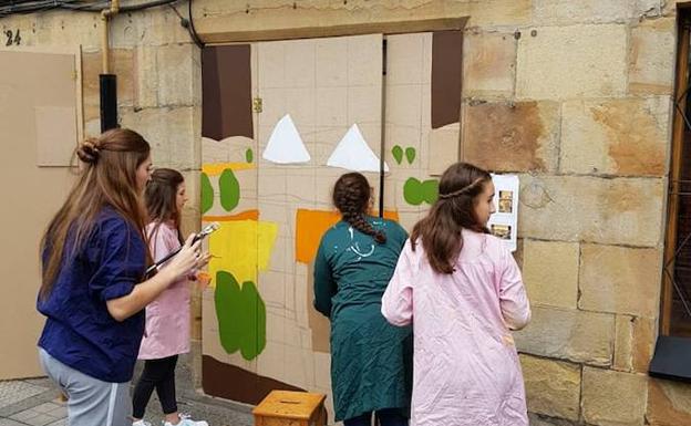 Artistas decoran Kurutziaga, y los comercios siguen sus pasos. / E. C.