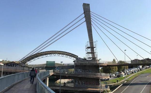 Los andamios ya están puestos en la pasarela. /S. Llamas
