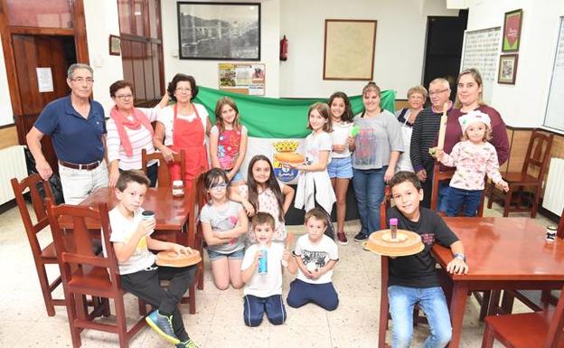 Los pequeños disfrutaron ayer de un taller de decoración de tartas. / LUIS ÁNGEL GÓMEZ