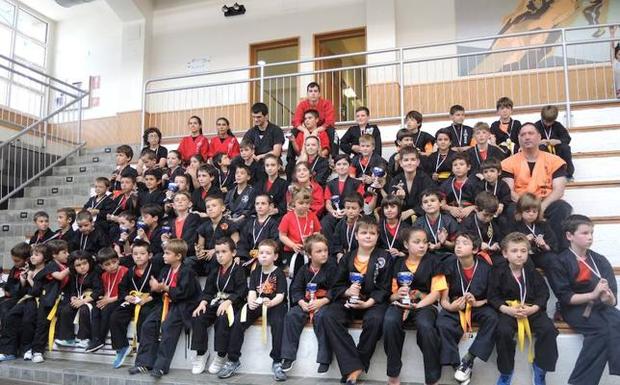 Integrantes del club Wado Kan,que lanzará el txupinazo infantil mañana. / E. C.