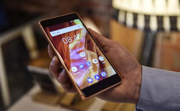 Los smartphones son los reyes del hogar./Efe