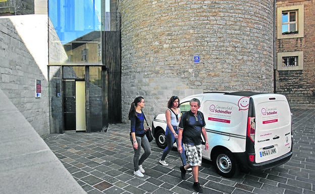 El elevador comunica la calle Correría con la plaza de Santa María. /Rafa Gutiérrez