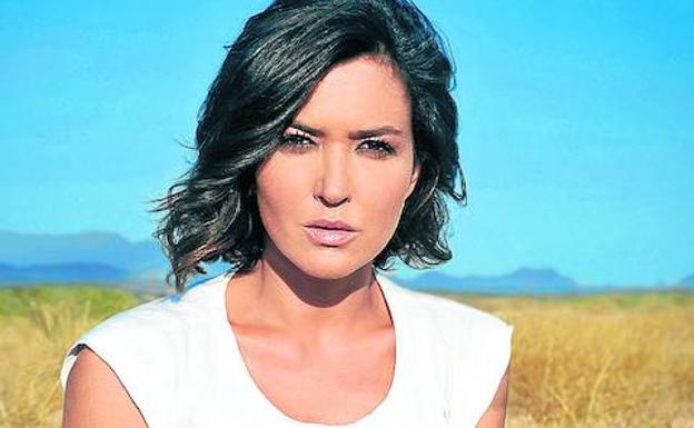 La periodista Alejandra Andrade, en uno de sus reportajes./R.C.