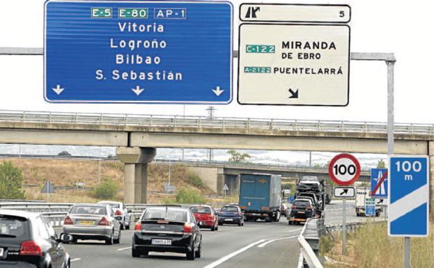 Imagen de uno de los tramos más concurridos de la AP-1 (Burgos-Armiñón). /Avelino Gómez