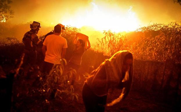 Desesperada lucha contra el fuego en Galicia./