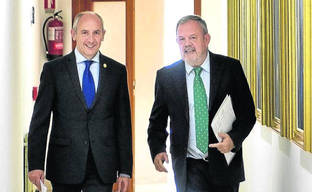 Los consejeros Josu Erkoreka y Pedro Azpiazu./MIKEL ARRAZOLA