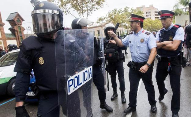 Mossos y policías naciones discutiendo el 1-O./Efe