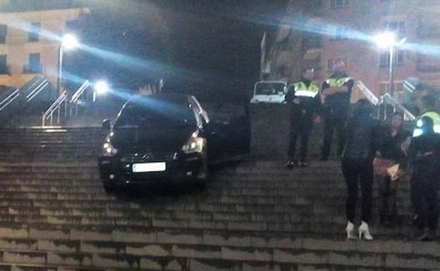 Una joven se precipita con su coche por las escaleras de Isozaki