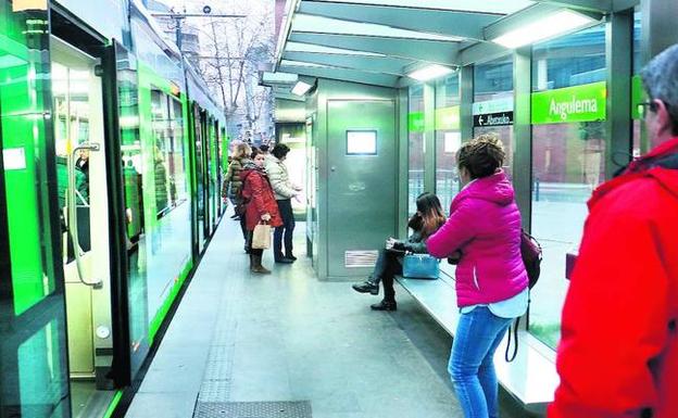 Pasajeros en la parada de Angulema, desde donde está previsto que se prolongue la línea hasta el campus universitario./Jesús Andrade