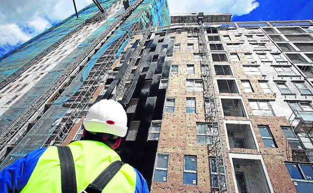 Torre de viviendas que se se levanta en el barrio bilbaíno de Bolueta./JORDI ALEMANY