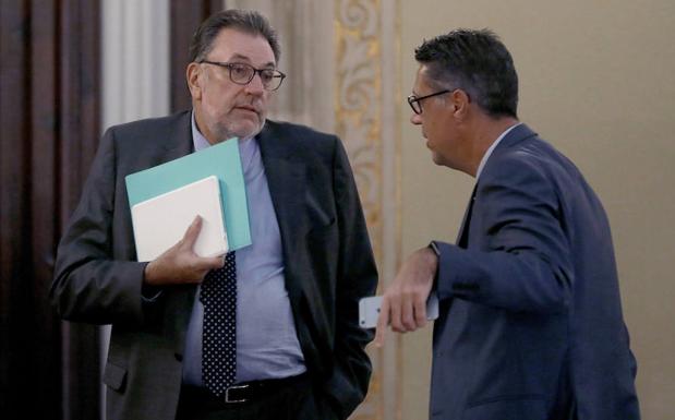 García Albiol (d) habla con Cleries. /Andreu Dalmau (Efe)