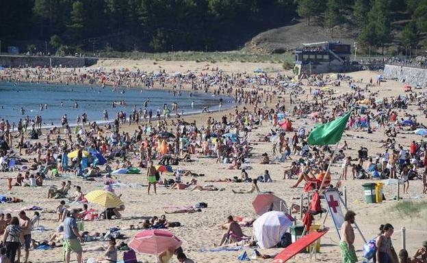 La playa de Gorliz, llena de turistas./LUIS ÁNGEL GÓMEZ