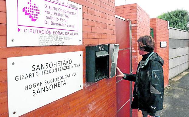 Una persona, ajena a la información, delante de la fachada del centro foral Sansoheta. /Jesús Andrade