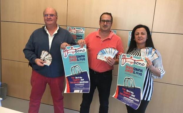 El secretario de Adecka, José Andrés Cebrecos, el alcalde, Asier Albizua, y la concejala de Promoción Económica y Empleo, Maite Barahona./A. A.