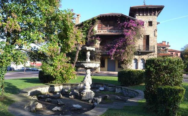 La fuente, junto al palacio Icaza, es parte del patrimonio local. / E. C.