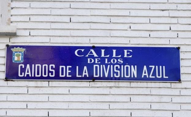 Placa de la calle Caídos de la División Azul de Madrid./Zipi (Efe)
