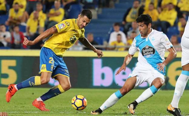 Vitolo, controlando el balón ante Juanfran Moreno./Efe