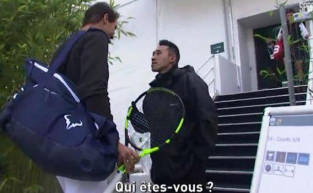 Nadal, sorprendido, responde al vigilante de seguridad./