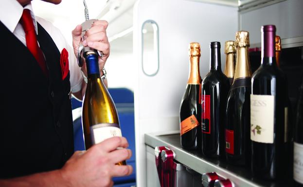 El vino alavés se añade a la carta que la compañía estadounidense ofrece a sus pasajeros. /D. A.