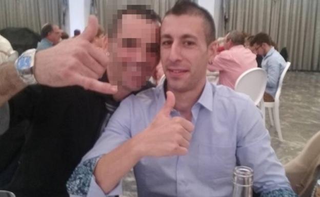 Imanol, con un amigo en una imagen subida a las redes sociales. /