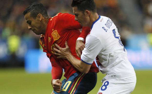 Thiago ante Oviedo./EFE