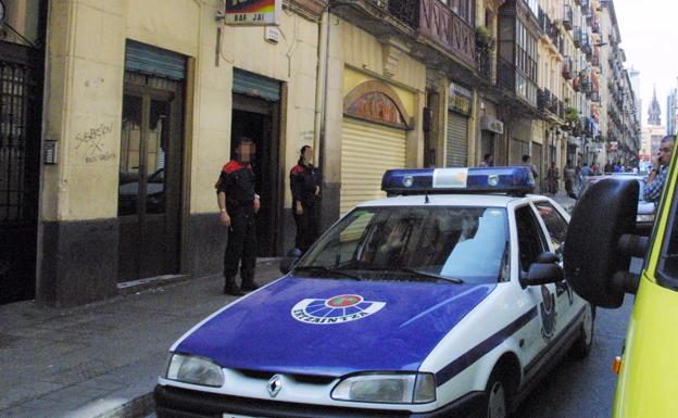 Agentes de la Ertzaintza en el barrio de San Francisco. /LUIS CALABOR