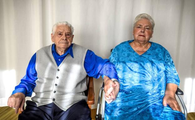 Severino toma la mana de su esposa, Valentina Perales./YVONNE FERNÁNDEZ