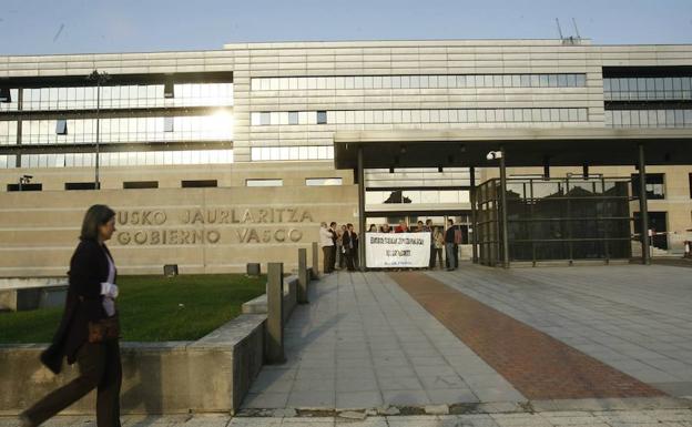 Un puesto de trabajo cuesta un 55% más en la Administración vasca que en el sector privado
