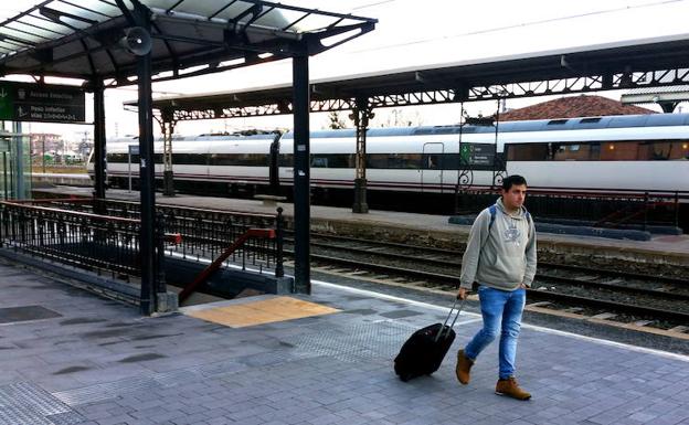 Un pasajero en la estación de la ciudad. /AVELINO GÓMEZ