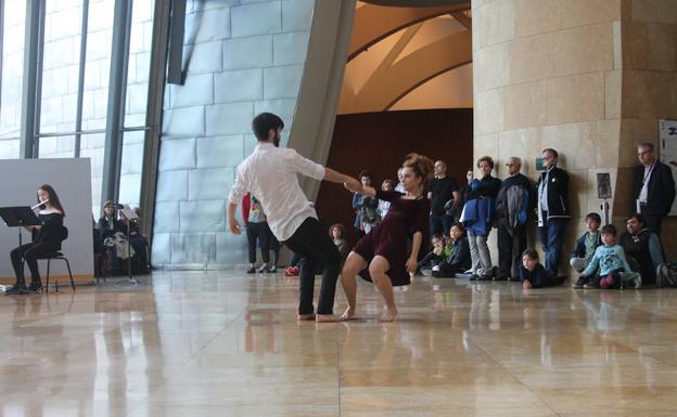 Actuación de Elene y Beñat el pasado mes de mayo en el Guggenheim. / E. C.