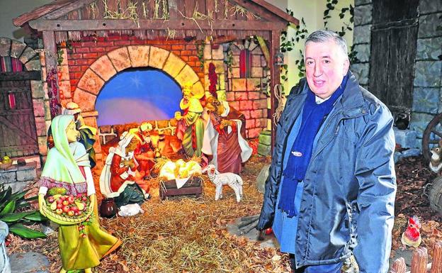 Pablo González Mecolay con un nacimiento italiano, de Fontanini, comprado en el Vaticano, en el claustro del Carmen./Igor Aizpuru